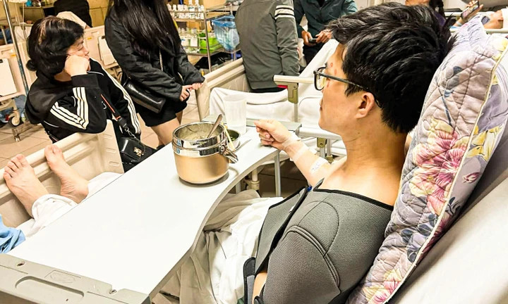 Anh Q. hiện đang điều trị tại Bệnh viện Hữu nghị Việt Đức trong tình trạng đa chấn thương. (Ảnh: CTV)