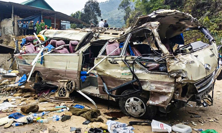 Chiếc xe khách bị vò nát sau vụ tai nạn ở xã Phình Hồ, tỉnh Lào Cai sáng 27/12. (Ảnh: Báo Lào Cai)