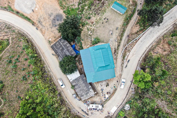 Nơi xảy ra tai nạn là đoạn đường bê tông cua hình chữ S gồm 2 đoạn cua liên tiếp, có độ dốc khoảng 18%. (Ảnh: Văn Đức)