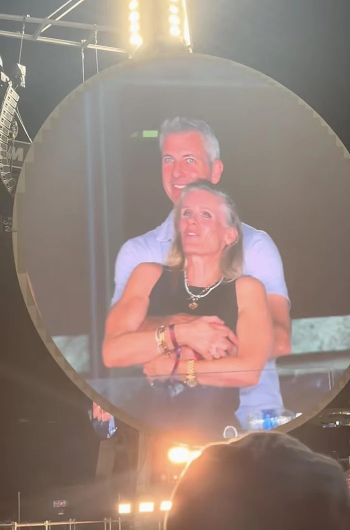 CEO công nghệ bị phát hiện ngoại tình ngay tại concert Coldplay vì bị Kiss Cam lia trúng..