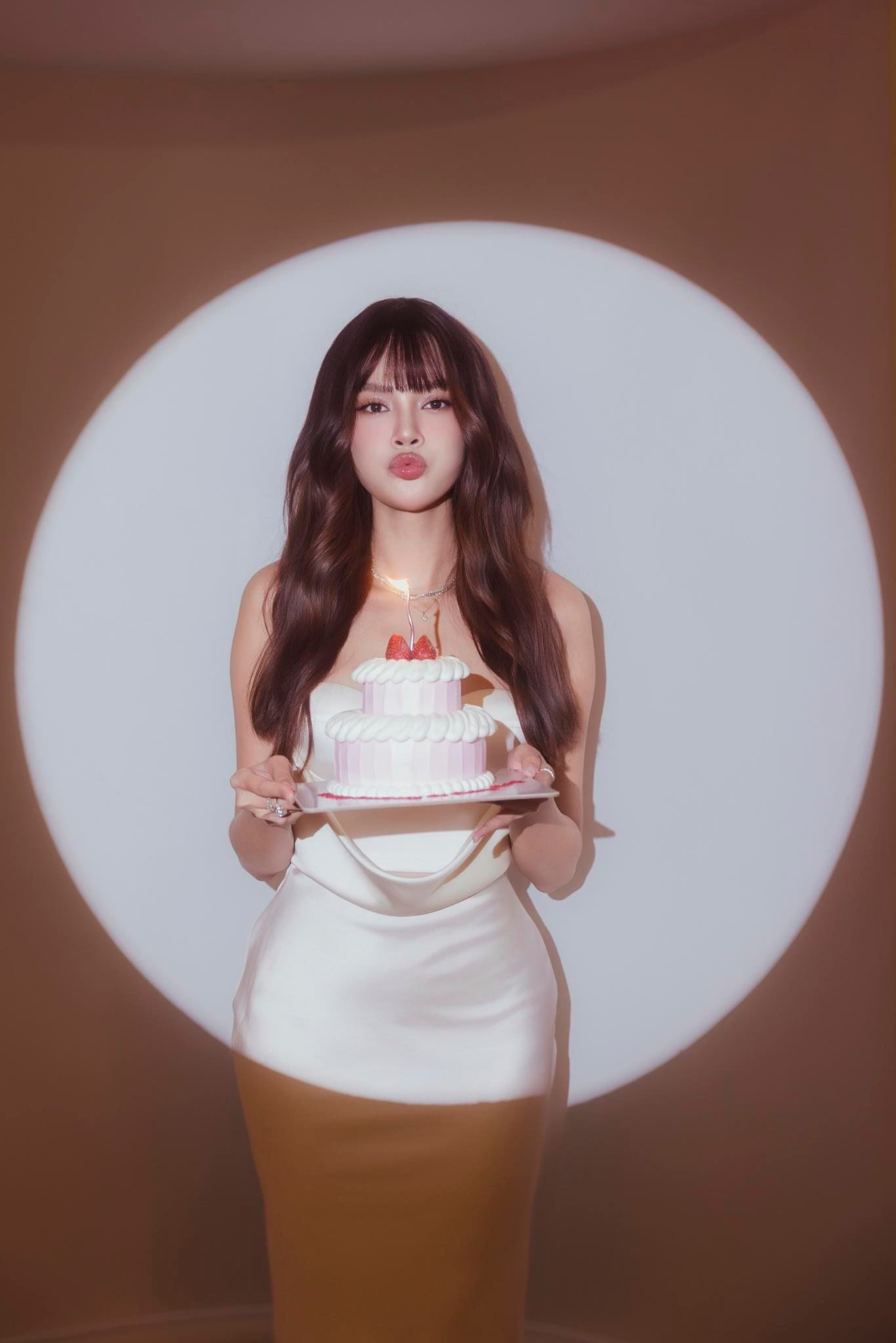 Lê Hoàng Phương khoe sắc vóc đỉnh cao khi bước sang tuổi 30 - Ảnh 6.