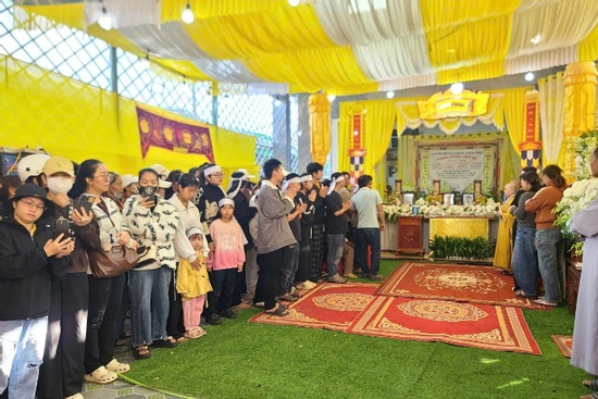 Nghẹn ngào dòng người tiễn đưa 4 nạn nhân vụ cháy nhà ở Đắk Lắk