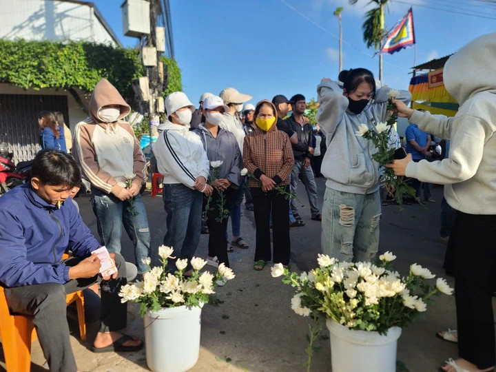 Những nhành hoa trắng được chuẩn bị để tiễn đưa các nạn nhân.