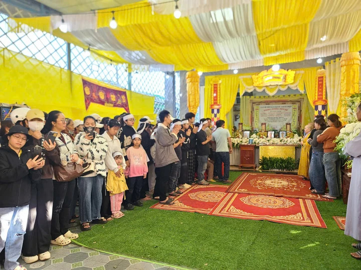 Nhiều người lặng lẽ đứng trước di ảnh, tiễn đưa 4 nạn nhân xấu số.