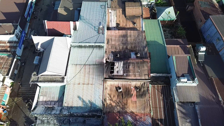 Căn nhà bị cháy được bao quanh bởi các nhà xung quanh, không có lối thoát hiểm.