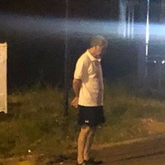 Người cha 72 tuổi cứ tối đến lại ra bến xe buýt chờ con gái trở về: Bức ảnh khiến hàng triệu người nghẹn lòng