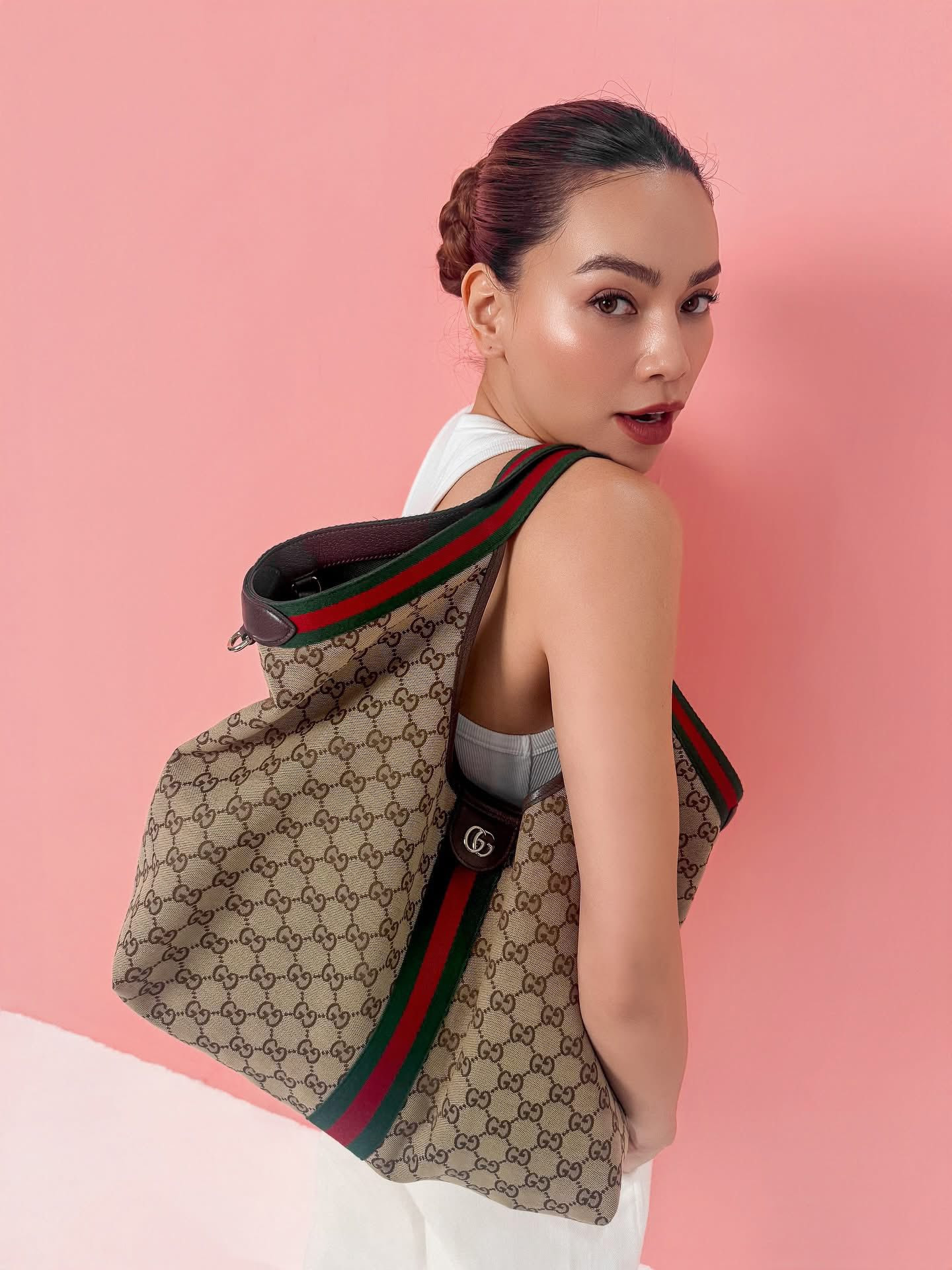 Hội phú bà Huyền Baby Diệp Lâm Anh tặng Khổng Tú Quỳnh quà sinh nhật khủng