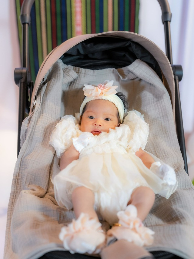 Khoảnh khắc con gái 4 tháng tuổi của HHen Niê đón Giáng sinh đầu tiên