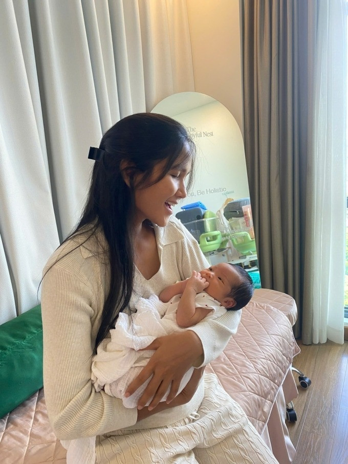 Khoảnh khắc con gái 4 tháng tuổi của HHen Niê đón Giáng sinh đầu tiên