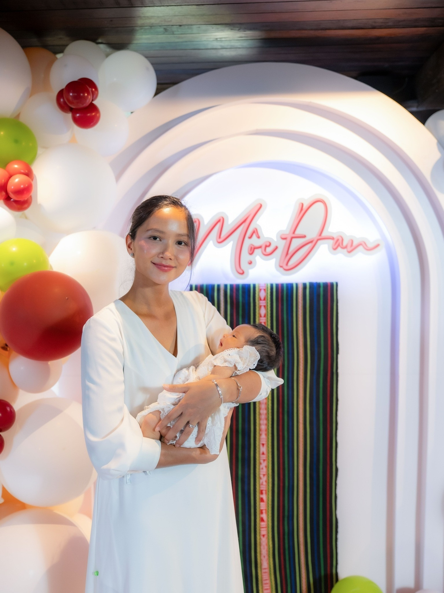 Khoảnh khắc con gái 4 tháng tuổi của HHen Niê đón Giáng sinh đầu tiên