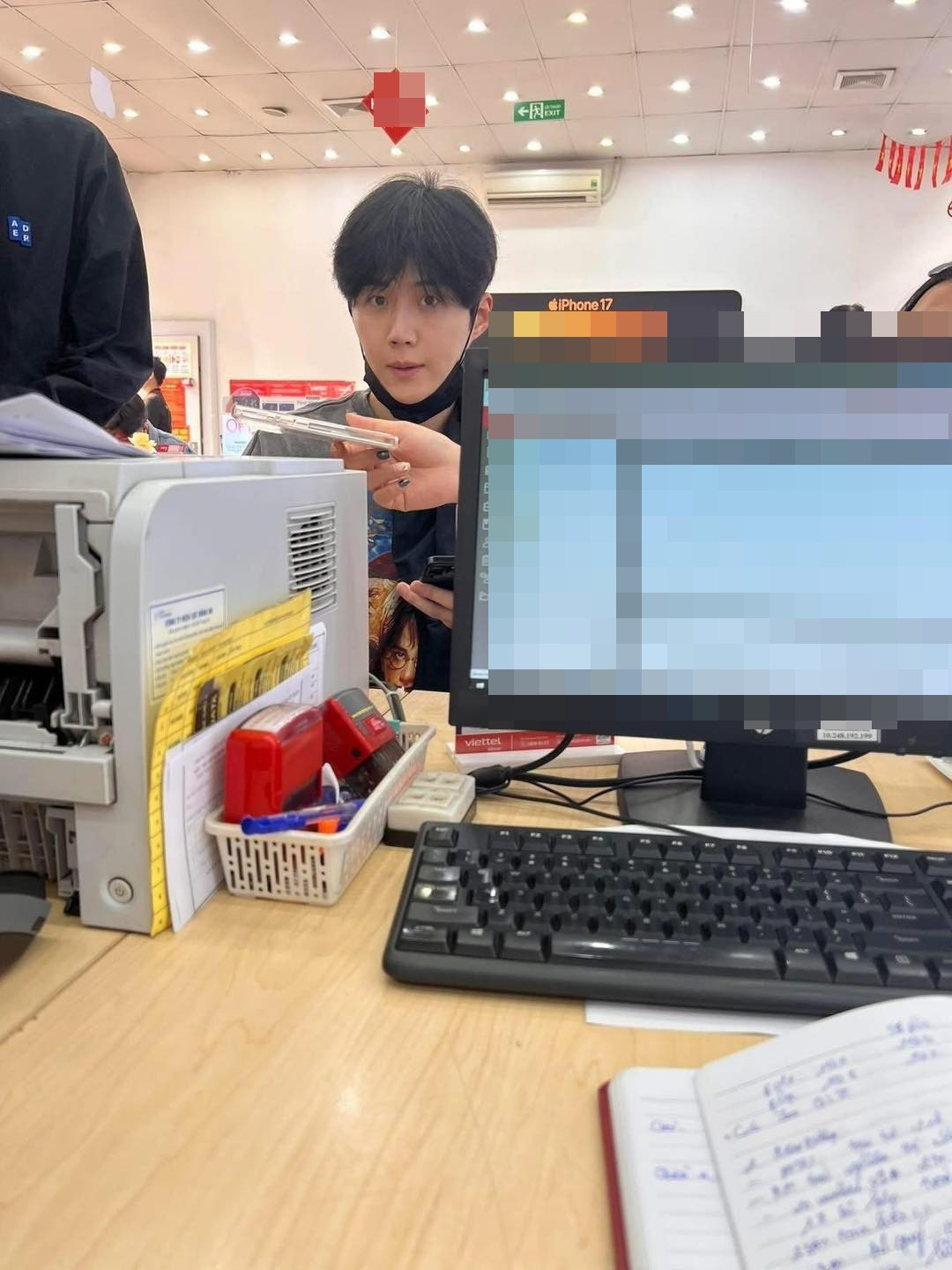 Mỹ nam Hàn đến Hà Nội chạy bộ mua iPhone 17 là ai