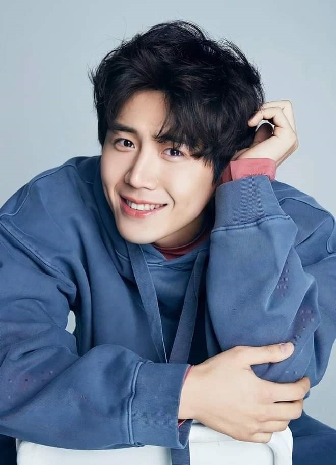 Mỹ nam Hàn đến Hà Nội chạy bộ mua iPhone 17 là ai