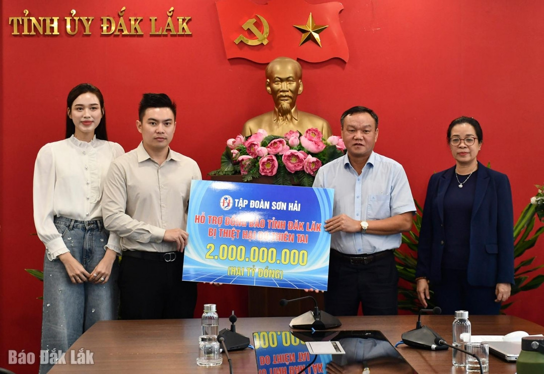 Thiếu gia Viết Vương lộ diện sau đám cưới với Đỗ Thị Hà chi tiền lớn ủng hộ bà con vùng lũ