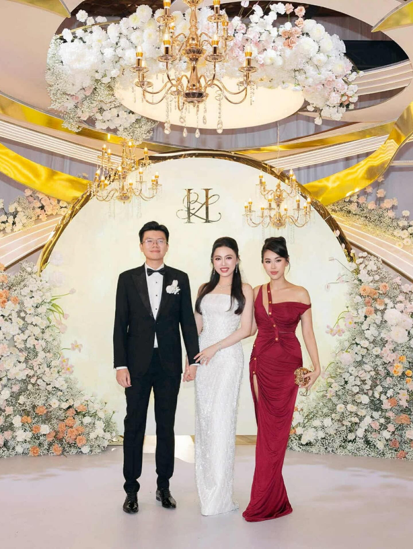 Tiên Nguyễn diện đầm nghìn đô đi đám cưới