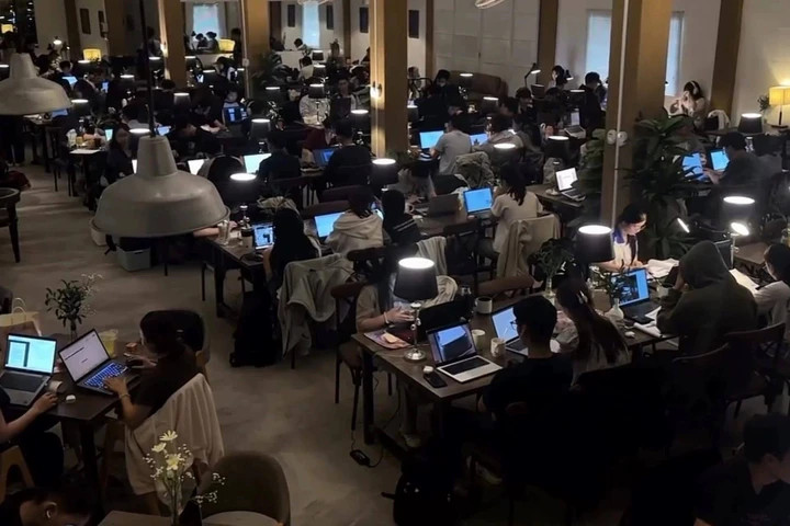 Hình ảnh cả trăm người học tập và làm việc tại quán cà phê gây