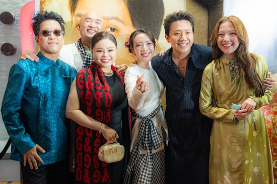 Cả showbiz tụ hội chúc mừng Thu Trang: Trấn Thành - Trường Giang chiếm trọn tâm điểm