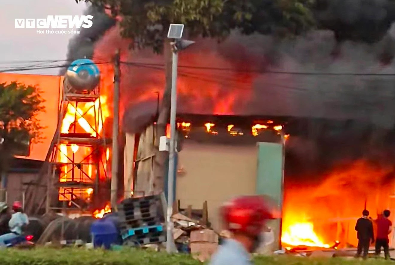 Cháy lớn tại kho phế liệu ở TP.HCM - 1
