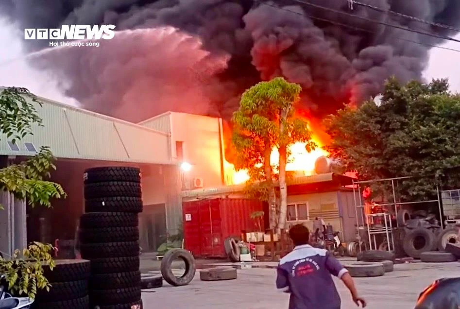 Cháy lớn tại kho phế liệu ở TP.HCM - 2