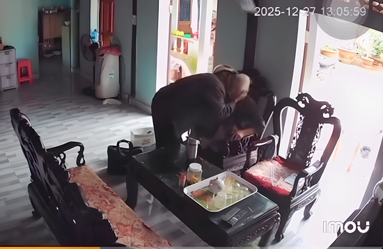 Clip cụ bà U90 giận dỗi được chồng thơm má khiến giới trẻ hâm mộ 'phát cuồng'