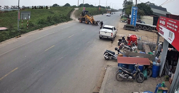 Diễn biến mới nhất vụ máy xúc hất văng người đi xe máy trên quốc lộ ở Phú Thọ