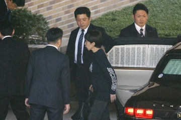 Hình ảnh hiếm thấy của nữ Thủ tướng Nhật Bản khiến nhiều người bất ngờ