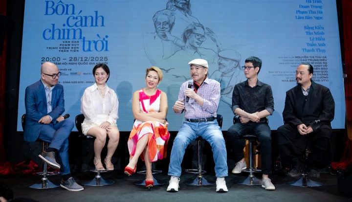 Các nghệ sĩ và ban tổ chức xuất hiện tại buổi công bố đêm nhạc.