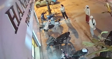 Ninh Bình: Công an xác minh 3 phụ nữ cắt tiền, rải gạo muối trước cửa hàng chụp ảnh