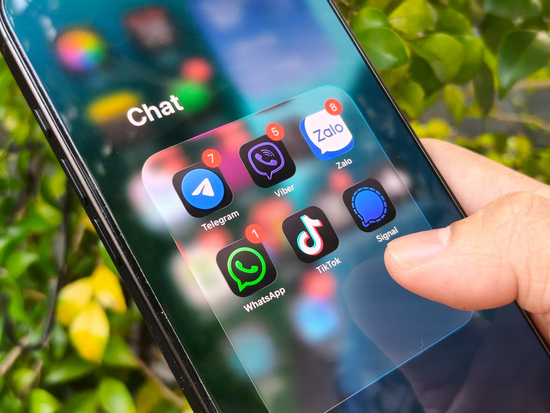 Soi điều khoản Zalo: Thu thập dữ liệu khác gì WhatsApp, Messenger, Viber?