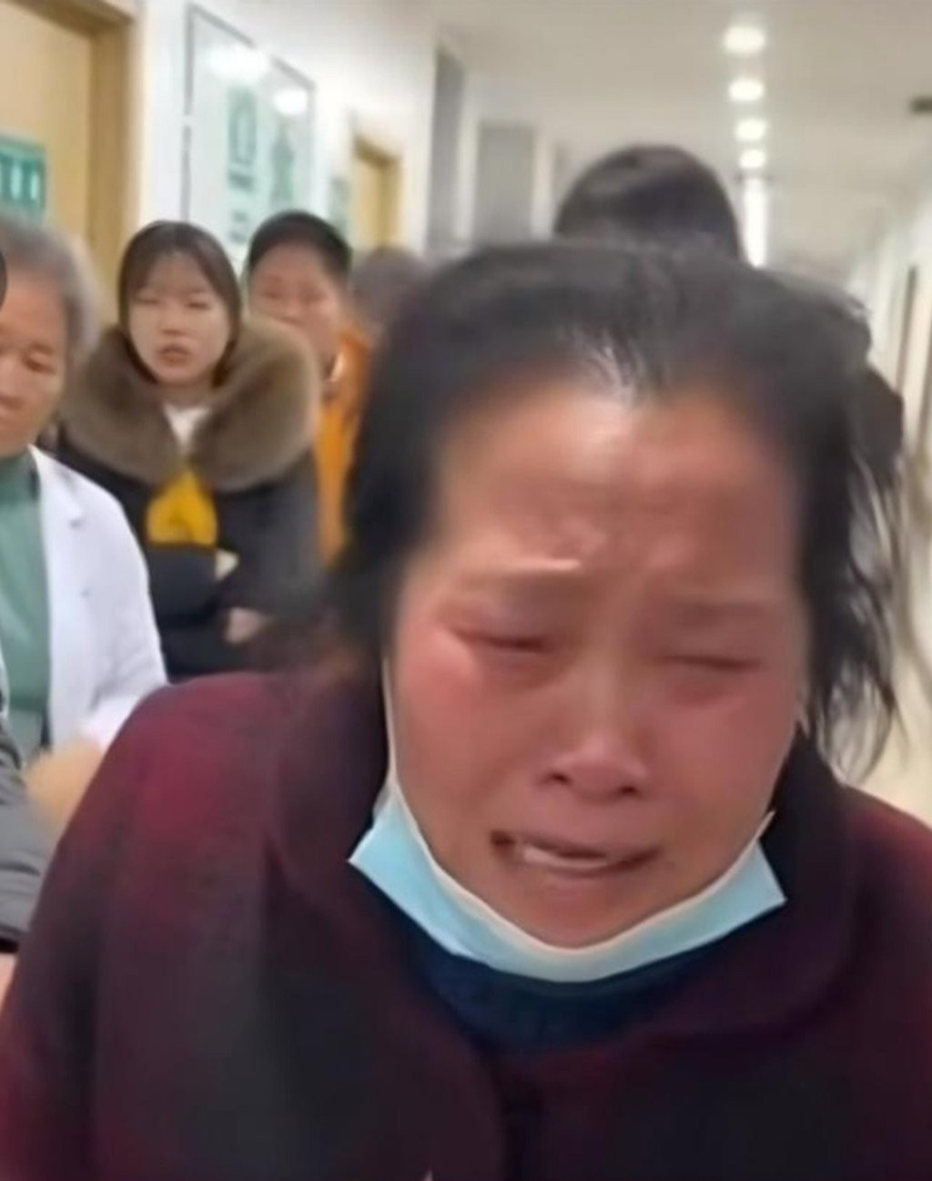 One of the videos depicts a distraught single woman in tears as people look on. Photo: myzaker