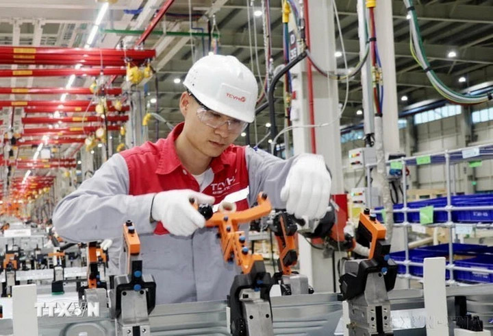 Người lao động nên chủ động theo dõi thông tin từ phía doanh nghiệp, nắm rõ quy chế thưởng. (Ảnh: TTXVN)