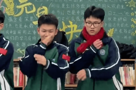 Thay vì mắng mỏ, cô giáo biến học sinh đi học muộn thành 'nhóm nhạc nam': Video triệu like gây sốt