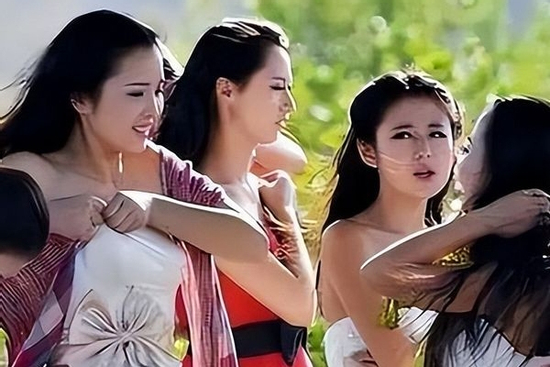 Thực trạng cay đắng ở 'nhà máy sản xuất giấc mơ' Hoành Điếm: Hơn 130.000 diễn viên quần chúng chật vật tìm kiếm cơ hội đổi đời