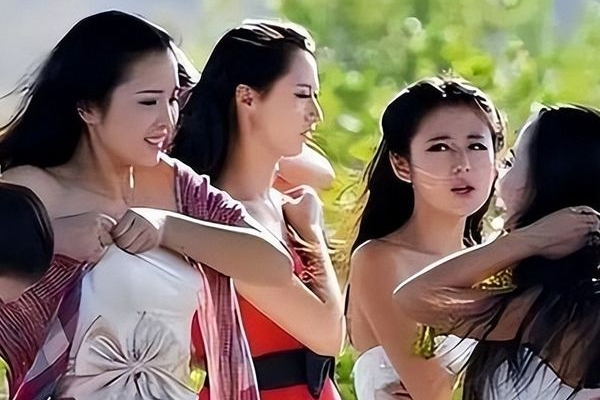 Thực trạng cay đắng ở 'nhà máy sản xuất giấc mơ' Hoành Điếm: Hơn 130.000 diễn viên quần chúng chật vật tìm kiếm cơ hội đổi đời