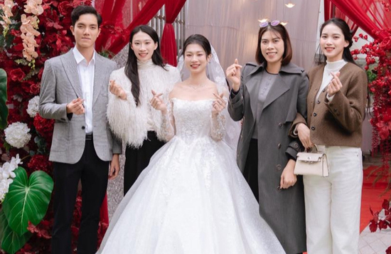 Bích Tuyền và dàn sao bóng chuyền dự đám cưới của Phạm Hiền