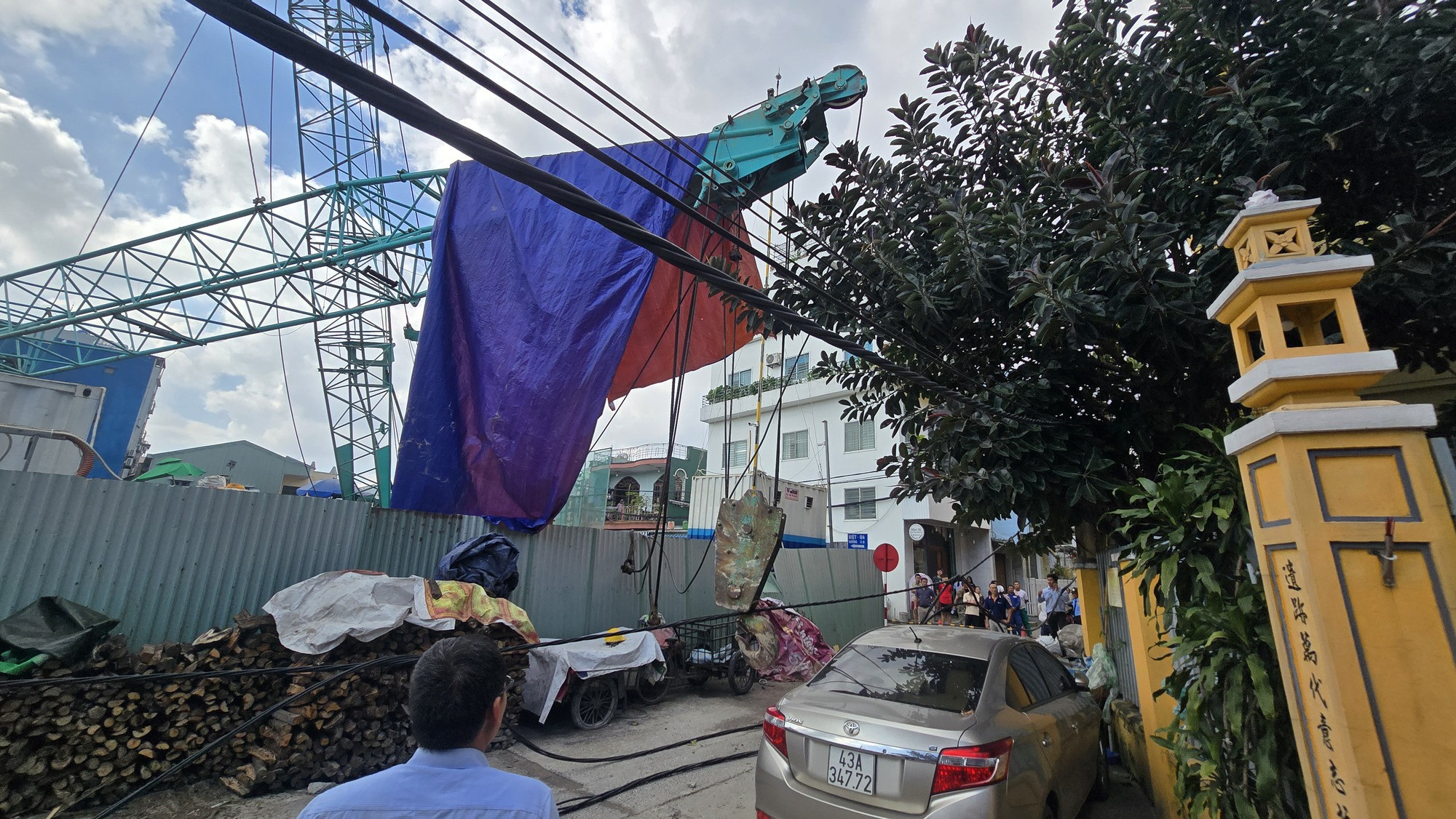 CLIP: Công an có mặt tại hiện trường sập cần cẩu giữa trung tâm Đà Nẵng - Ảnh 1.