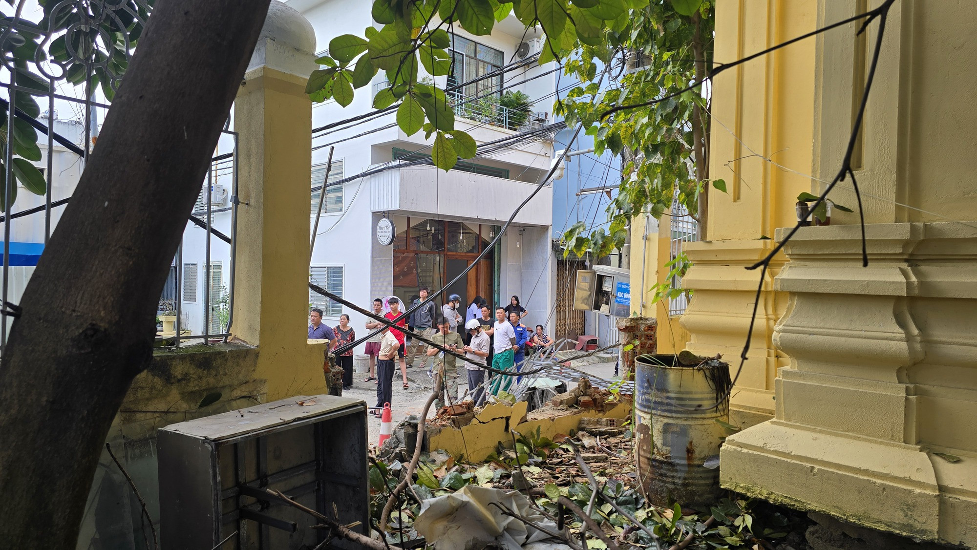 CLIP: Công an có mặt tại hiện trường sập cần cẩu giữa trung tâm Đà Nẵng - Ảnh 3.