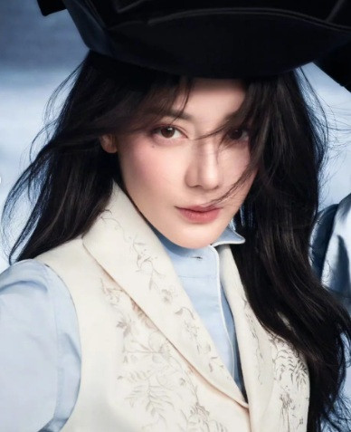 Địch Lệ Nhiệt Ba xứng danh