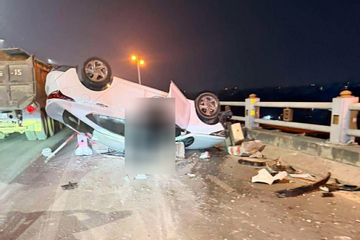 Hà Nội: Ô tô con lật úp trên cầu Thanh Trì giữa đêm