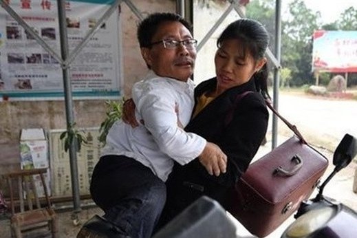 Người đàn ông cao 90cm chăm sóc 2.000 dân làng suốt 36 năm