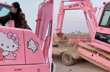 Nữ công nhân sơn máy xúc Hello Kitty màu hồng: Khi công trường cũng cần… sự lãng mạn