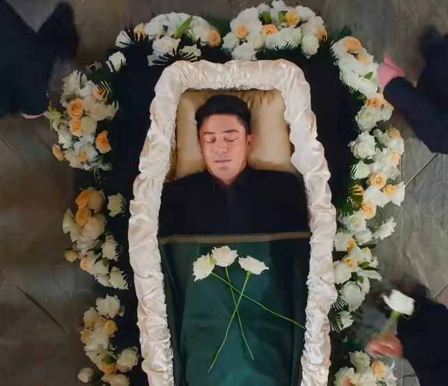 Sốc với hình ảnh Hoắc Kiến Hoa tự lựa chọn quan tài, thực hiện nghi lễ cho đám tang của mình - Ảnh 1