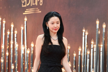 Thảm đỏ KBS Drama Awards 2025: 'Quốc bảo nhan sắc' Lee Young Ae lộ dấu hiệu tuổi tác, tóc tai làm sao thế này?