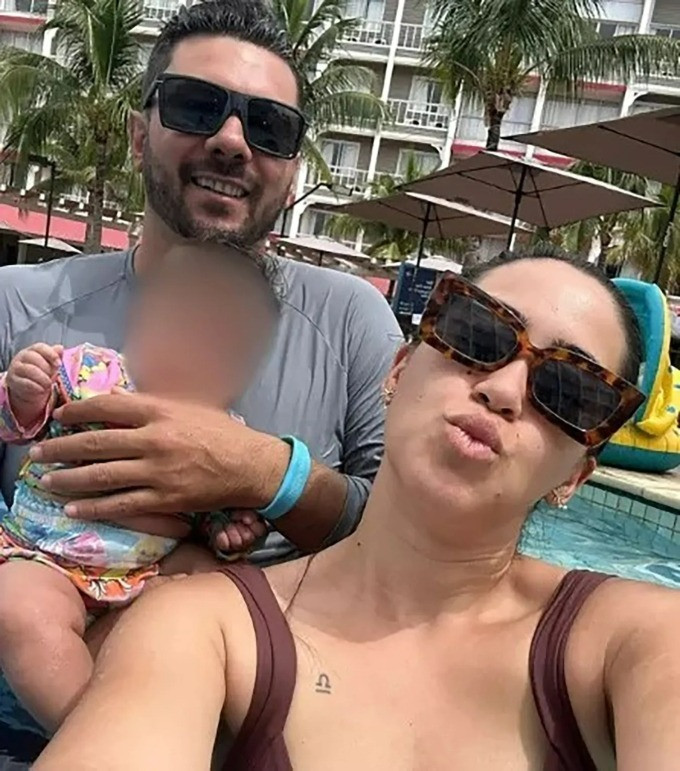 Carlos chụp ảnh cùng vợ con khi còn sống. Ảnh: &nbsp;Newsflash