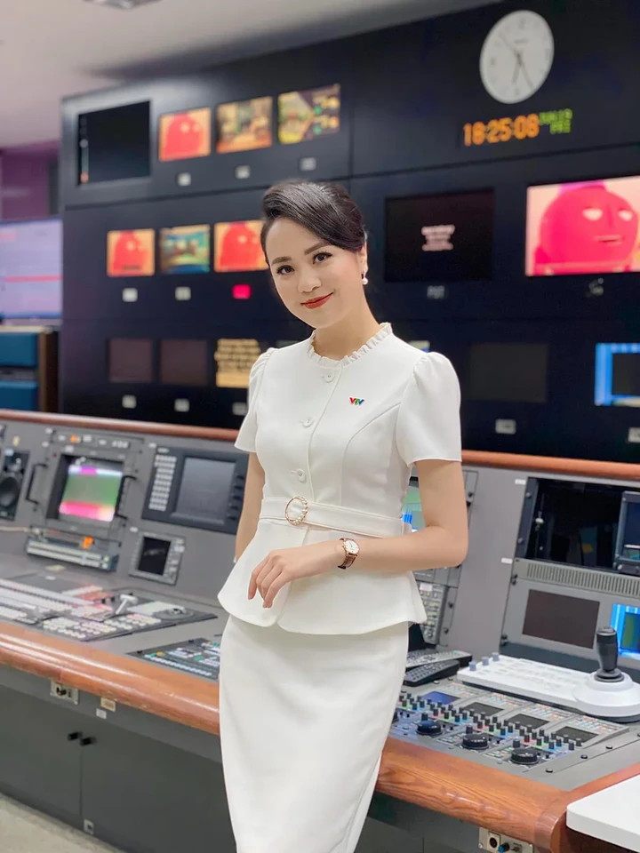 Ngọc Bích gây ấn tượng với nhan sắc xinh đẹp, ngọt ngào cùng gu thời trang sành điệu, thanh lịch.