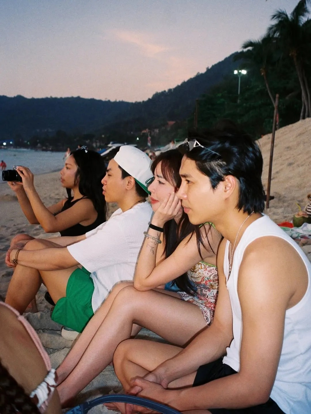 Lộ ảnh Tăng Duy Tân  Bích Phương đi du lịch cùng nhau ôm eo đầy tình cảm