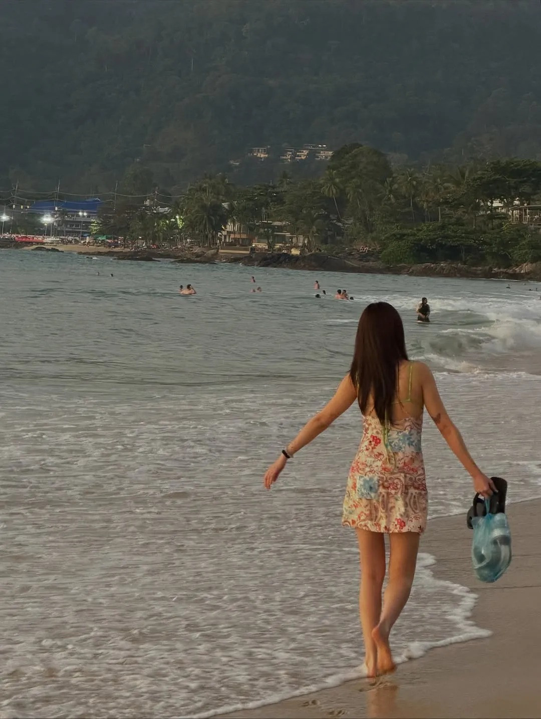 Lộ ảnh Tăng Duy Tân  Bích Phương đi du lịch cùng nhau ôm eo đầy tình cảm