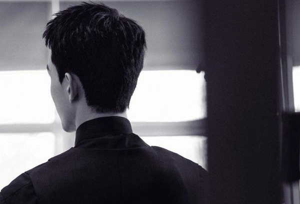 Nam diễn viên từng lao đao vì scandal qua đêm với đàn chị hơn 21 tuổi, riêng học vấn thì không thể bắt bẻ!