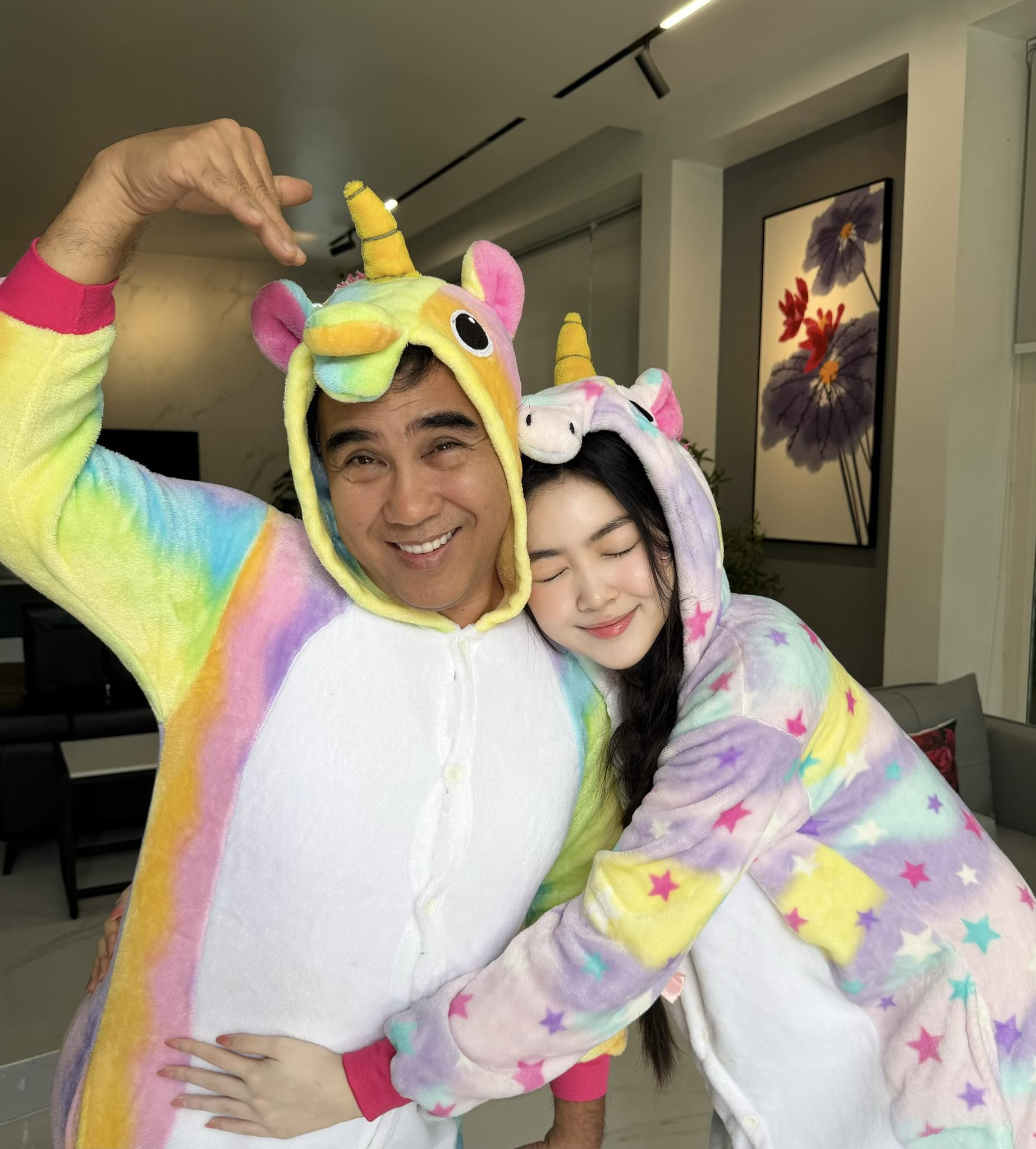 Phản ứng con gái Quyền Linh khi được ngợi khen nhan sắc