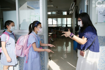 Phụ huynh ở TP.HCM “tố” 1 hoạt động ở trường làm giảm giá trị nghề giáo, thầy cô như “đầy tớ”: Cha mẹ tranh luận gắt!