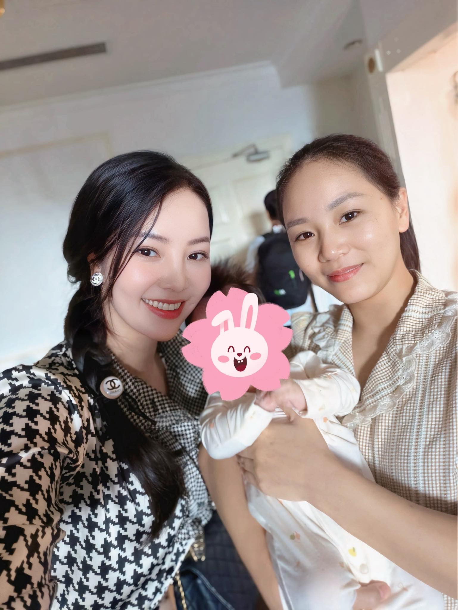 Cuộc sống Á hậu Việt vừa sinh con thứ 2 ở tuổi U40 cho chồng đại gia